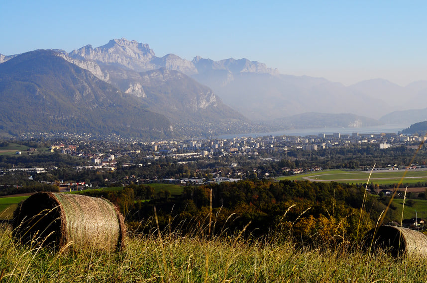 Annecy lake and mountains